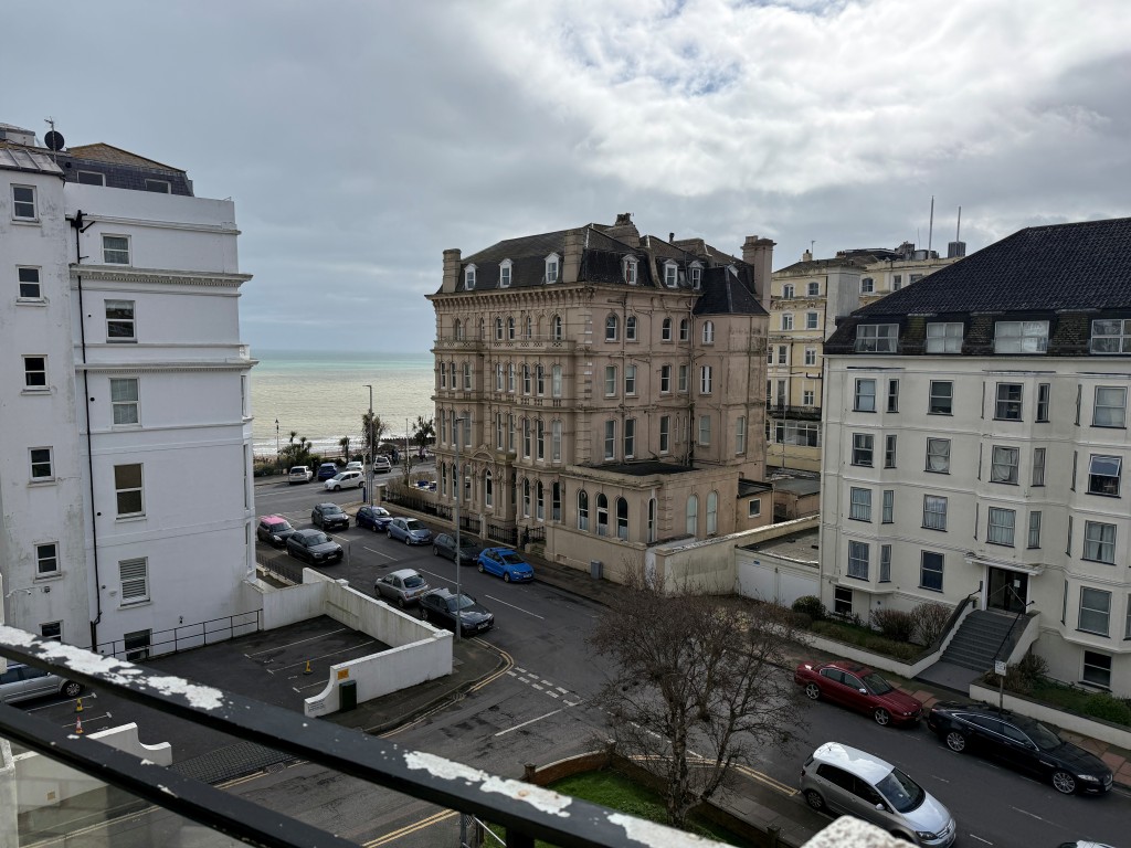 Lot: 22 - BALCONY FLAT WITH SEA VIEWS IN NEED OF UPDATING - Sun balcony with views over town and seafront